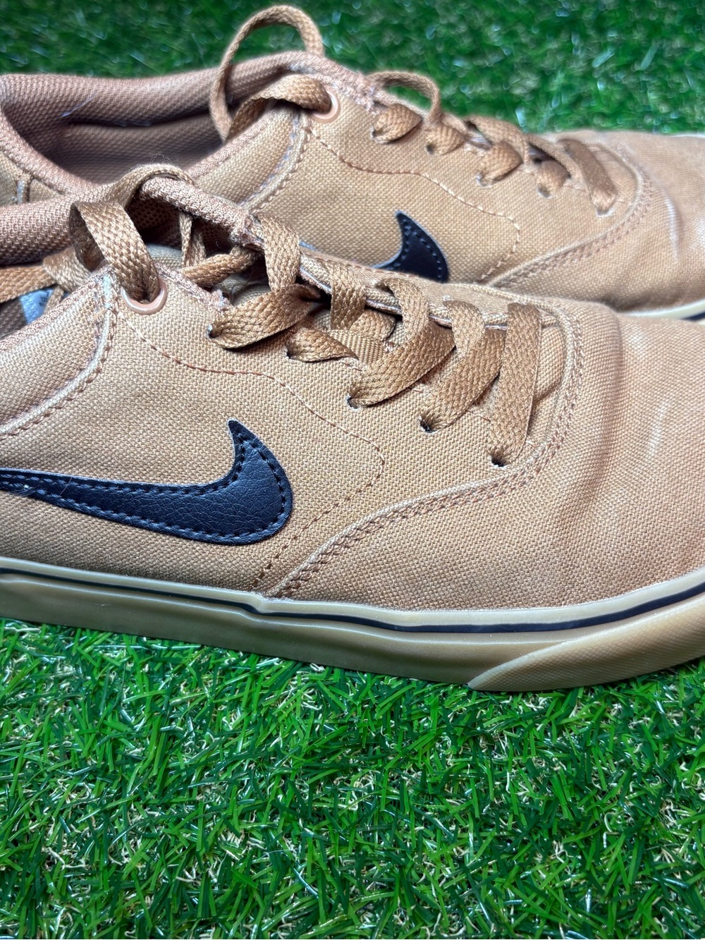 Nike Men’s Tan Canvas Low-Top Sneakers with Black Swoosh youth 7, women’s 8.5